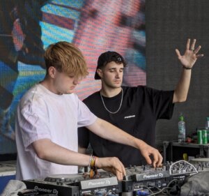 Niklas Dee & Luca-Dante Spadafora auf dem Holi Farbrausch Festival in Georgsmarienhütte (06.07.2024 - Foto Credits (c): Pop-Himmel.de/Hans Korte) 