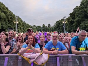 Festivalbesucher*innen beim Auftritt von PUR beim Schlossgarten Open Air in Osnabrück am 10.08.2024 - Bild: Foto Credits (c): Pop-Himmel.de)