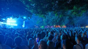 Robin Schulz beim Schlossgarten Open Air in Osnabrück am 09.08.2024 + Festivalbesuicher - Bild: Foto Credits (c): Pop-Himmel.de)